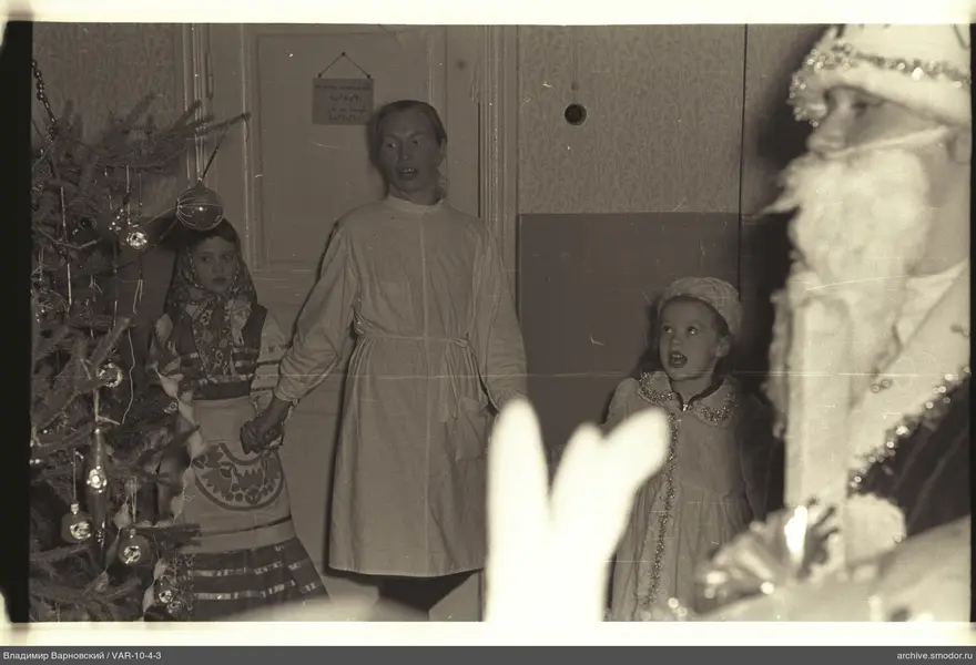 Menschen mit Ded Moroz und Weihnachtsbaum