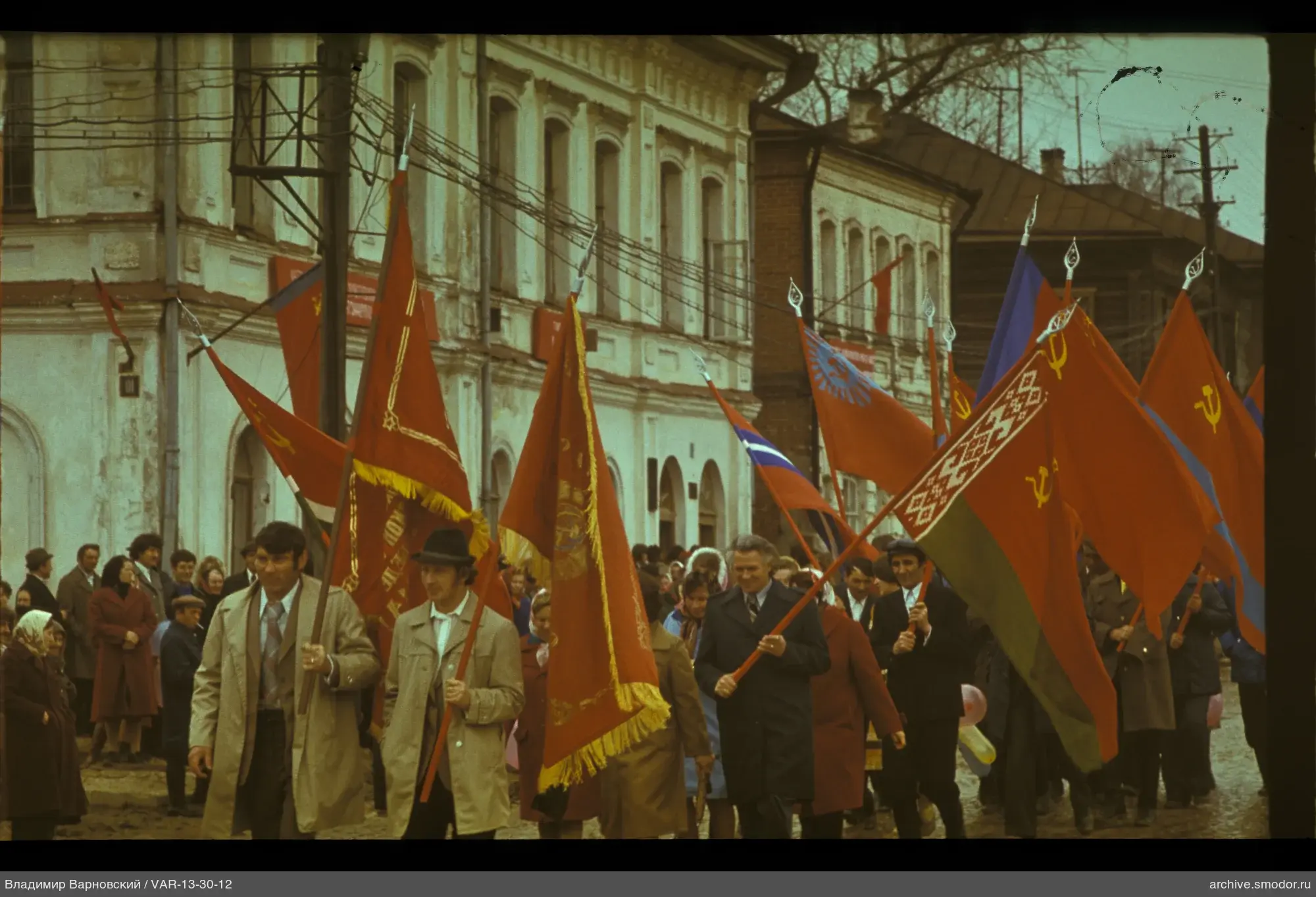 Группа с красными флагами на улице