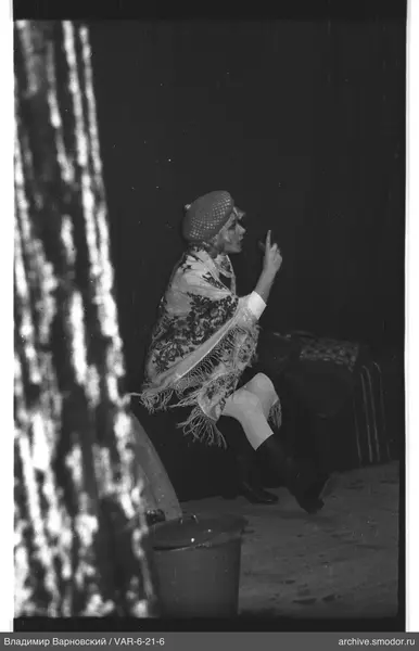 Frau mit erhobenem Finger