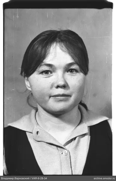 Porträt einer Frau in Pullover und Weste