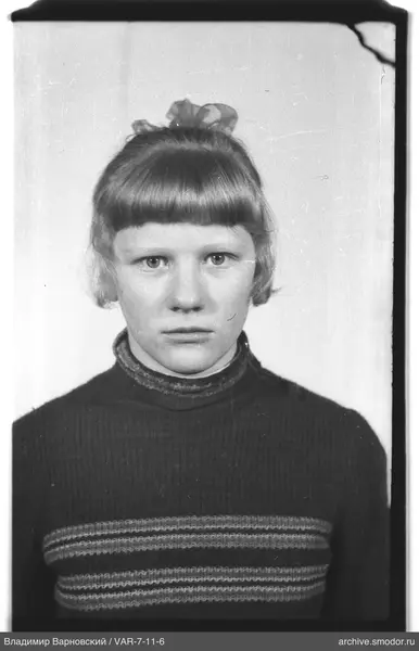 Porträt eines Mädchens mit Schleife und gestreiftem Pullover
