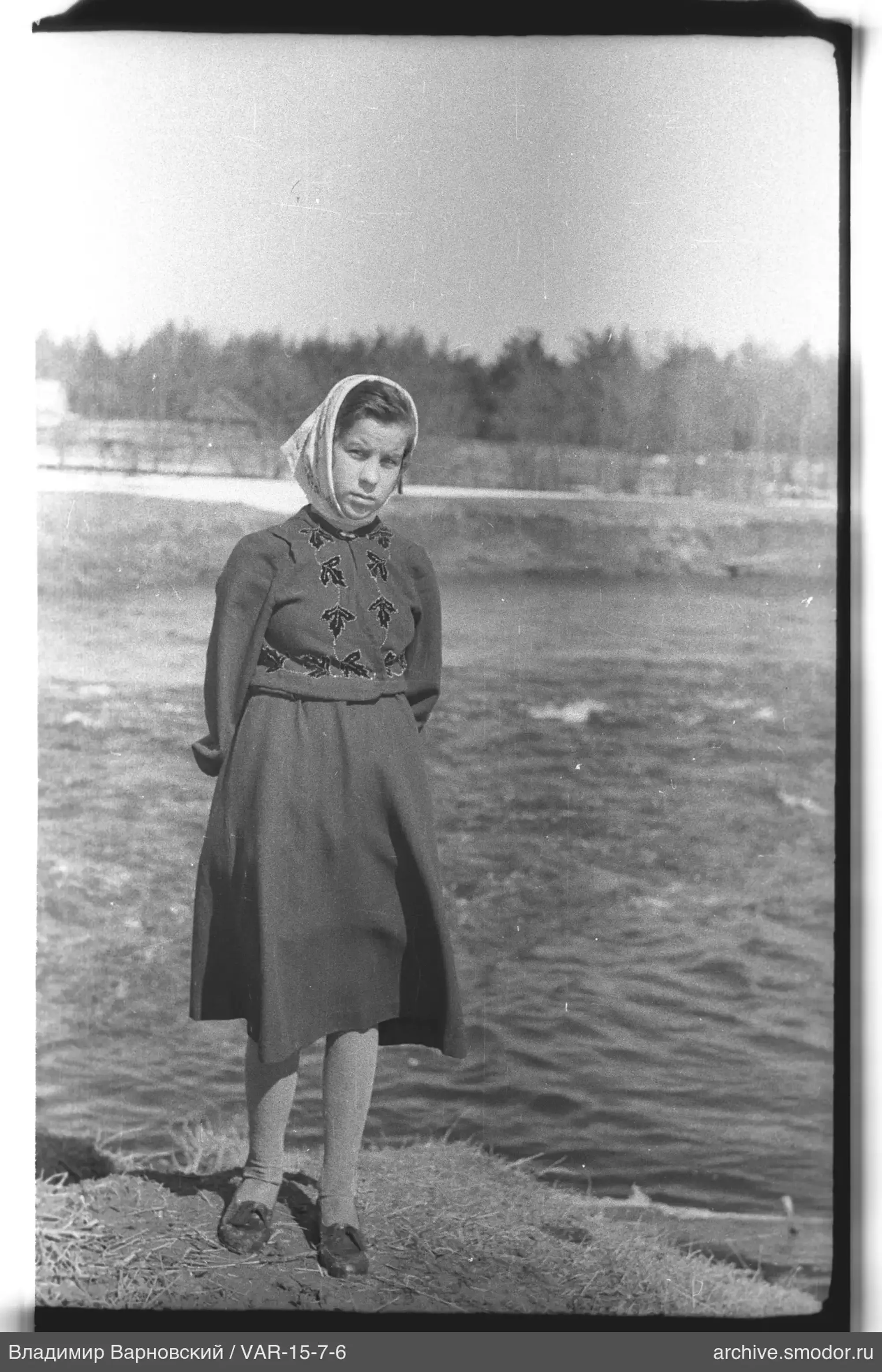 Frau am Ufer des Gewässers