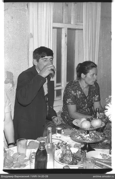 Мужчина и женщина за столом