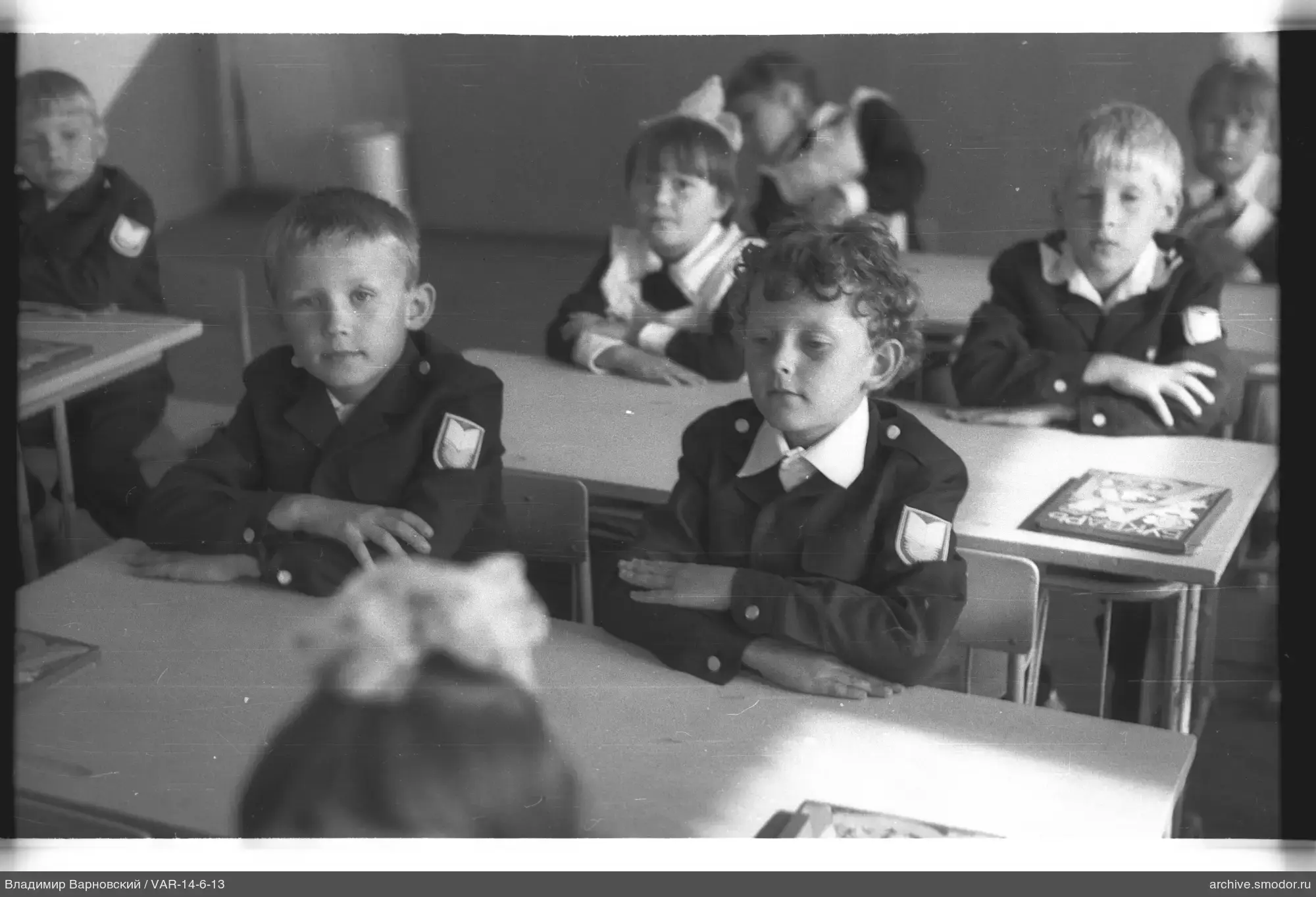 Gruppenporträt von Kindern im Klassenzimmer