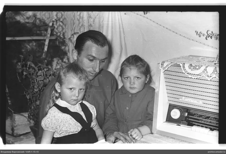 Gruppenporträt mit Radioempfänger
