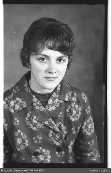 Porträt einer Frau in Mantel und Pullover