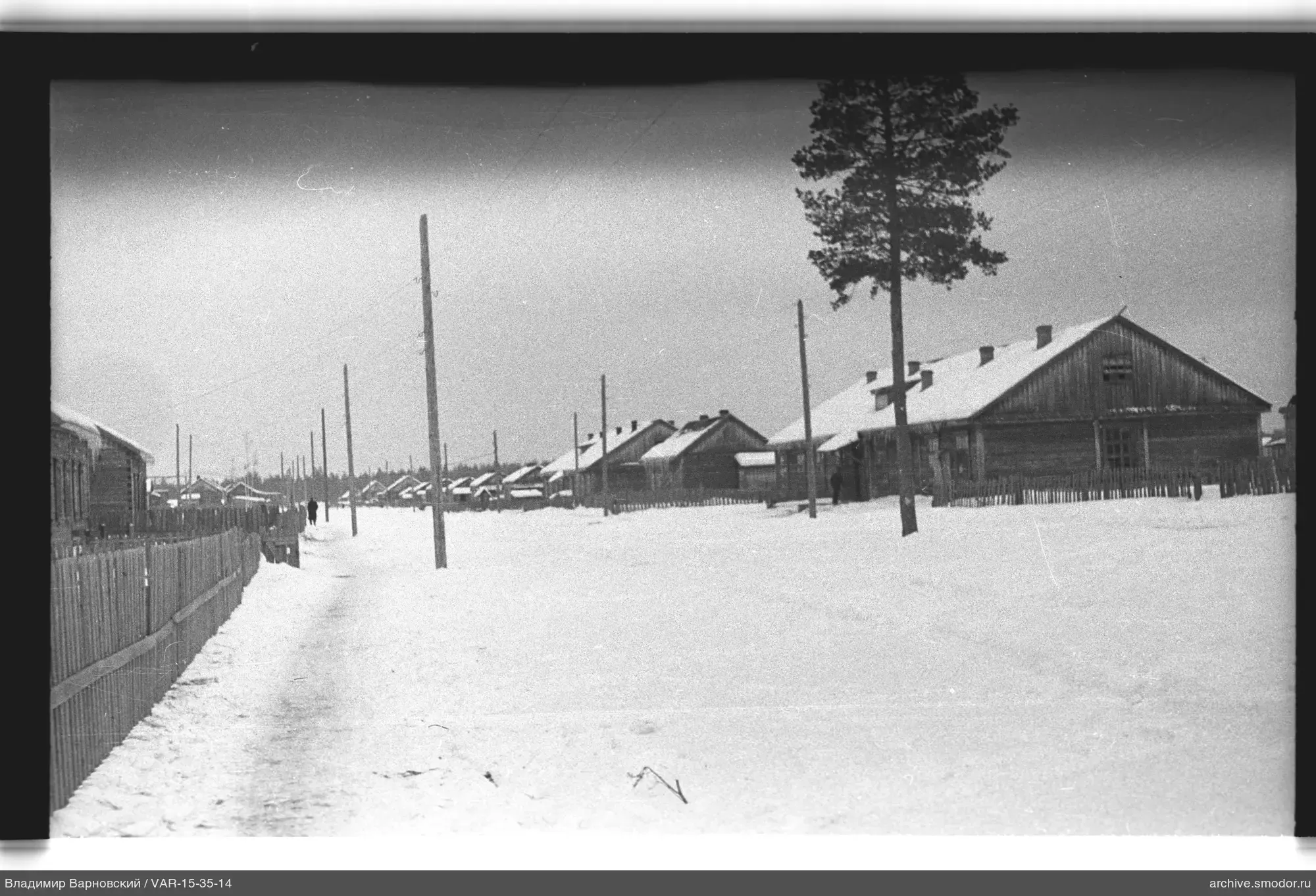 Schneebedeckte Straße mit Holzhäusern