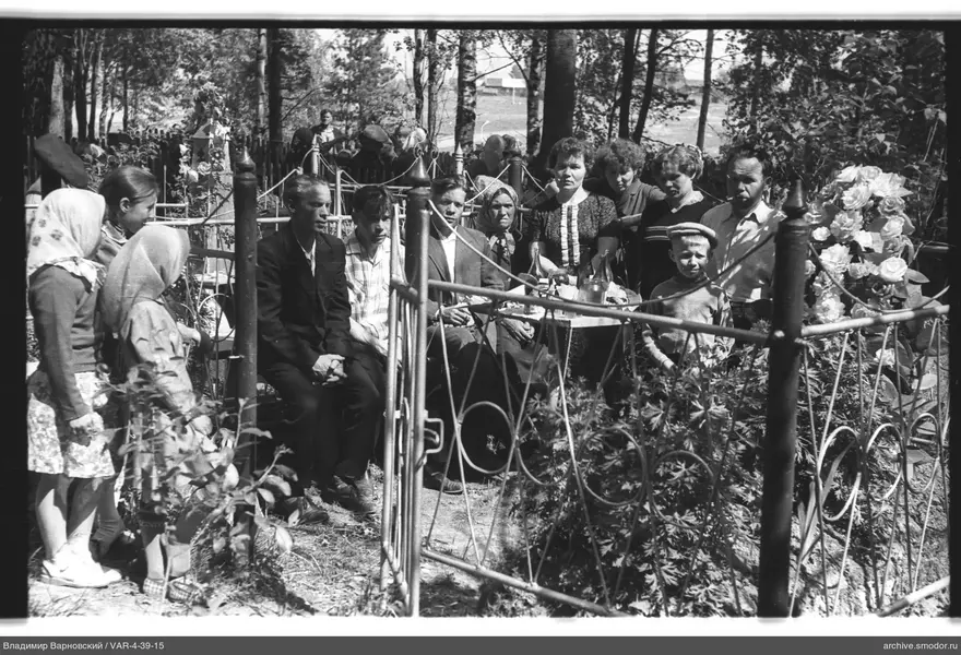 Gruppe um eingezäuntes Blumenbeet