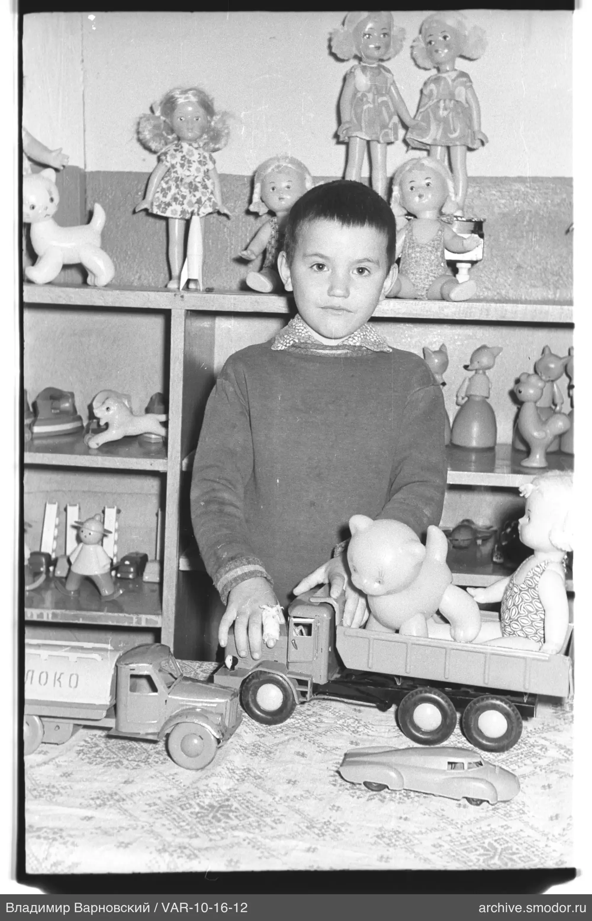Kind mit Spielzeugautos