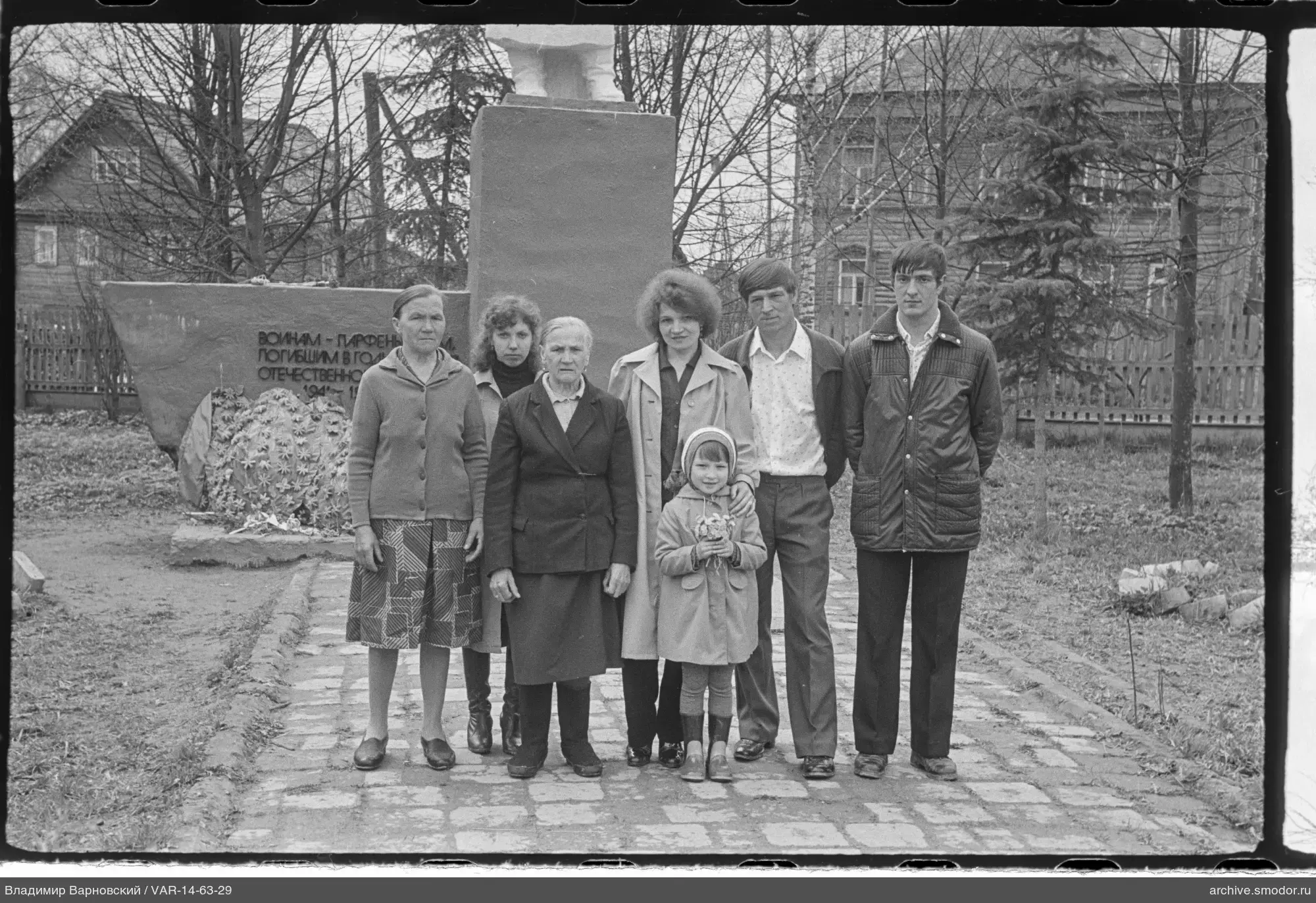 Gruppenporträt vor einem Denkmal