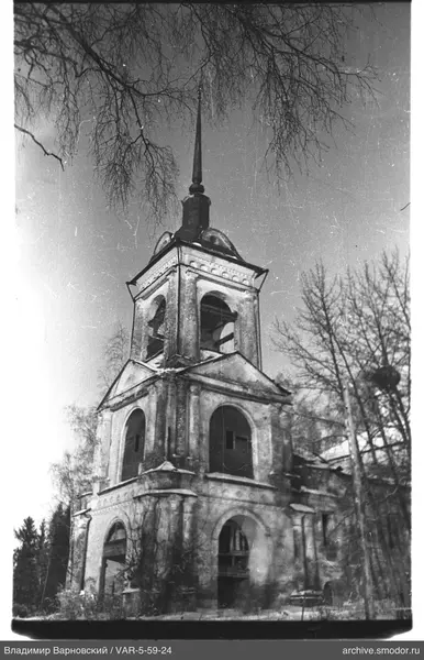Каменная колокольня с арочными окнами