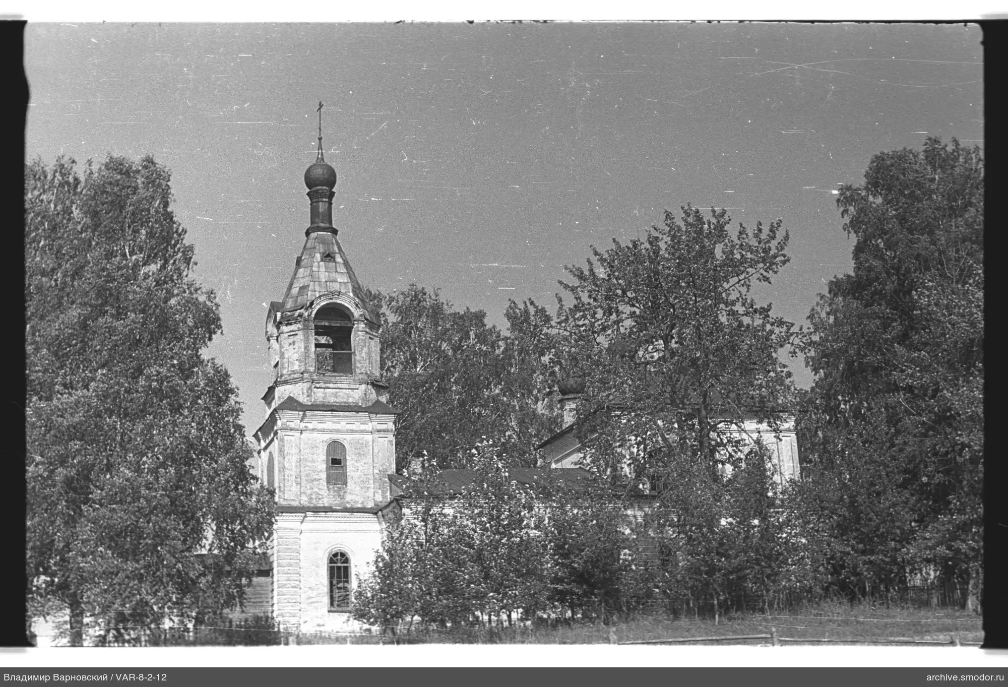 Церковь с колокольней и деревьями
