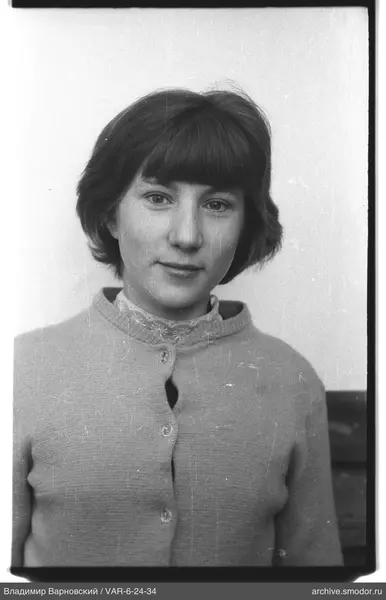 Porträt einer Frau in hellem Cardigan