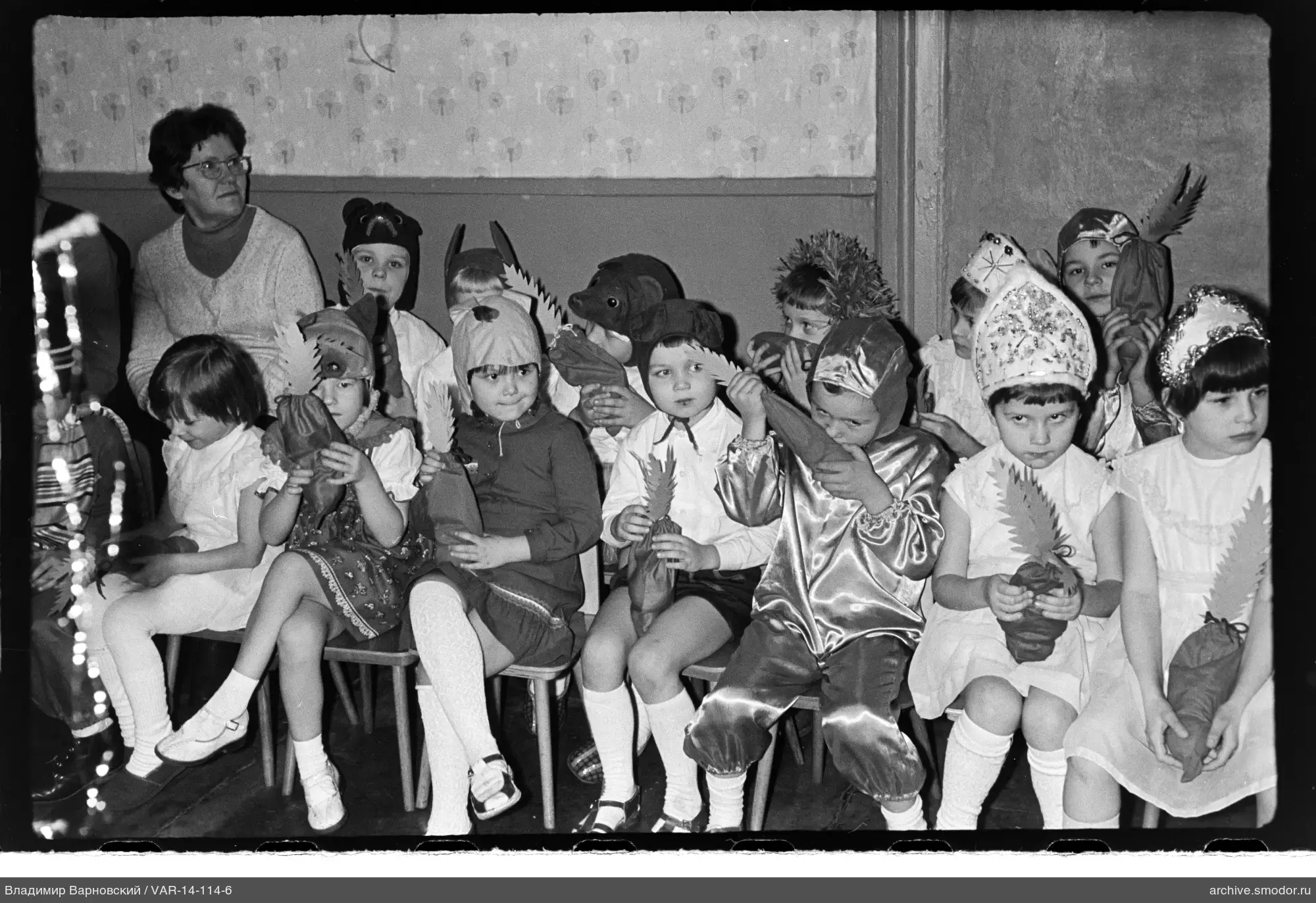 Gruppenporträt von Kindern und Frau