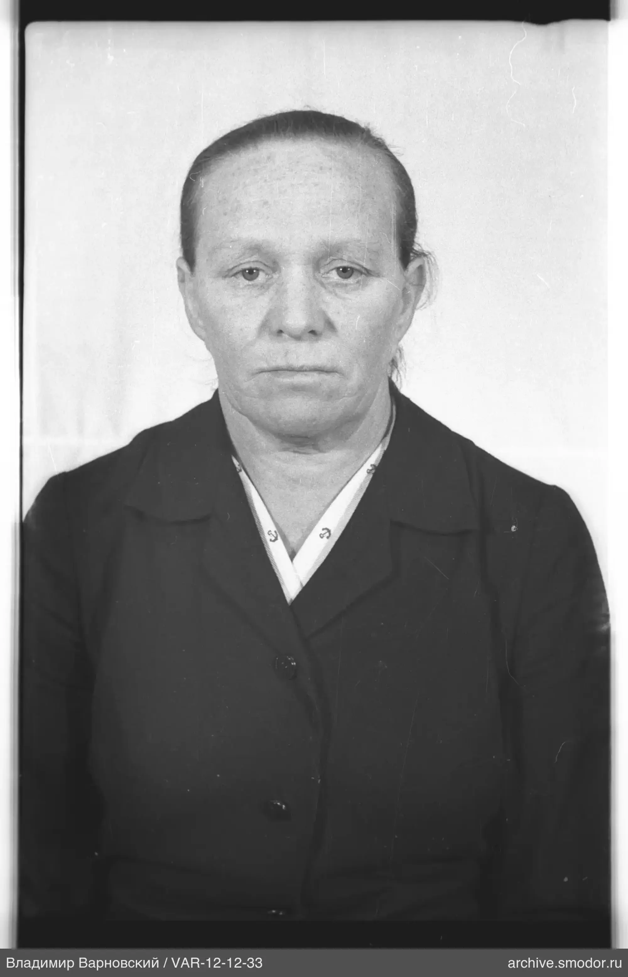 Портрет женщины в тёмном пиджаке