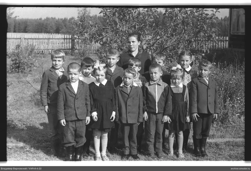 Gruppenporträt von Kindern und Frau