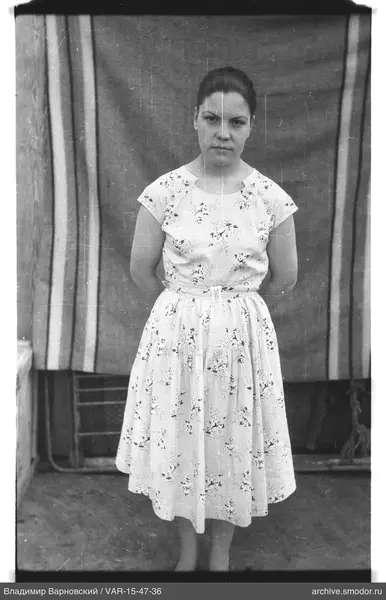 Frau im hellen Blumenmuster Kleid