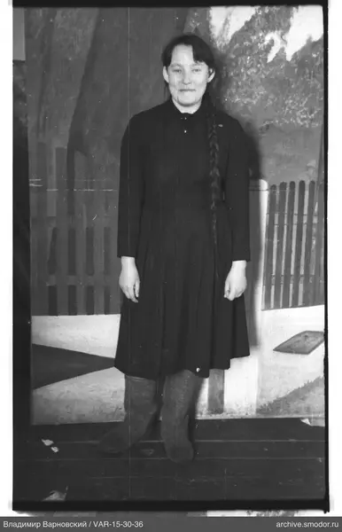 Frau in dunklem Kleid und Valenki