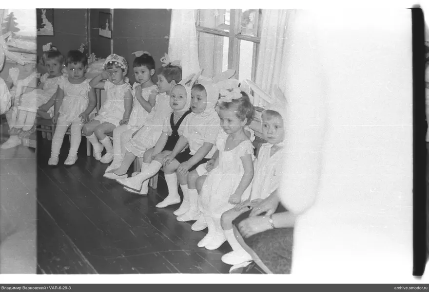 Gruppenporträt von Kindern an der Wand mit Fenstern