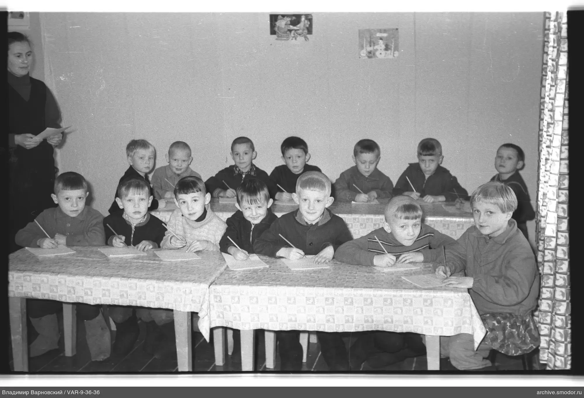 Gruppe von Jungen und Frau im Klassenzimmer