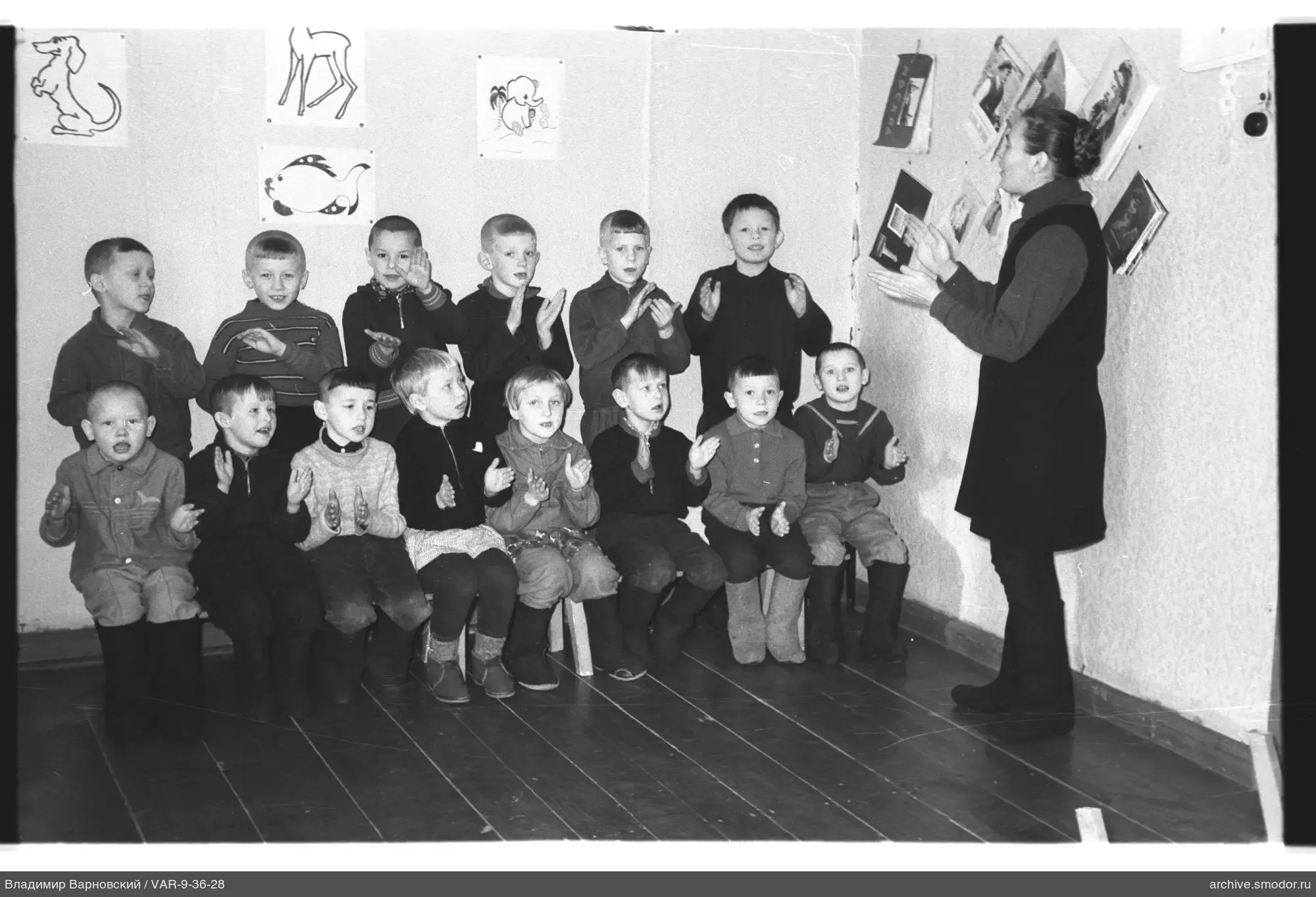 Gruppe von Jungen und Frau im Raum