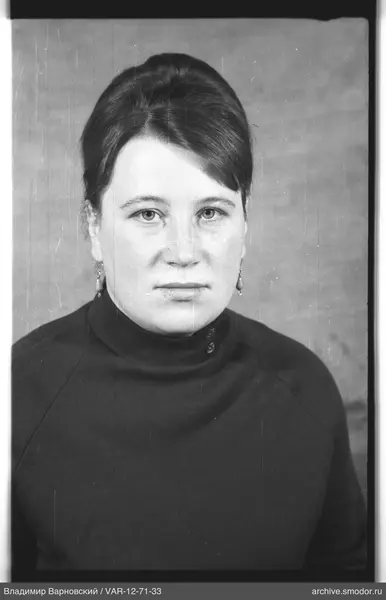 Porträt einer Frau in dunklem Pullover