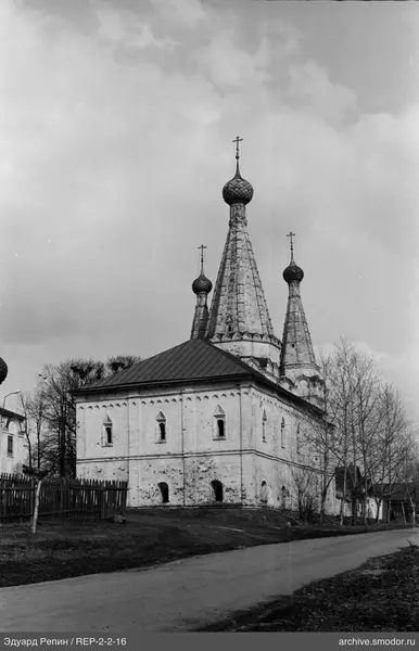 Steingebäude mit Türmen und Kuppeln