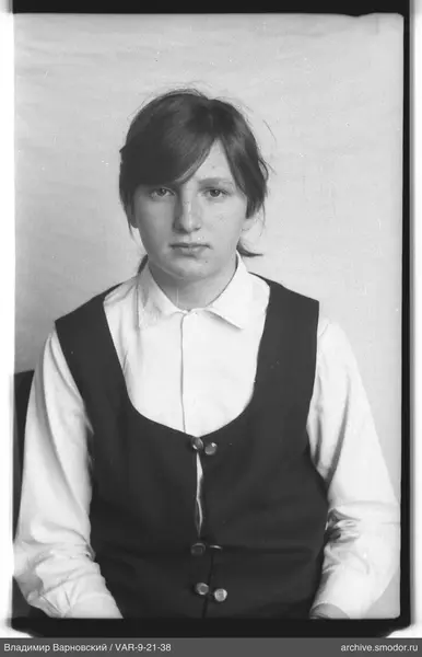 Porträt einer Frau in heller Bluse und Weste