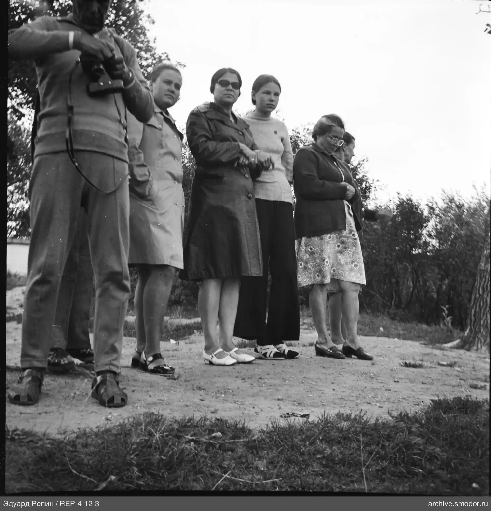 Gruppe von Menschen auf einem Feldweg
