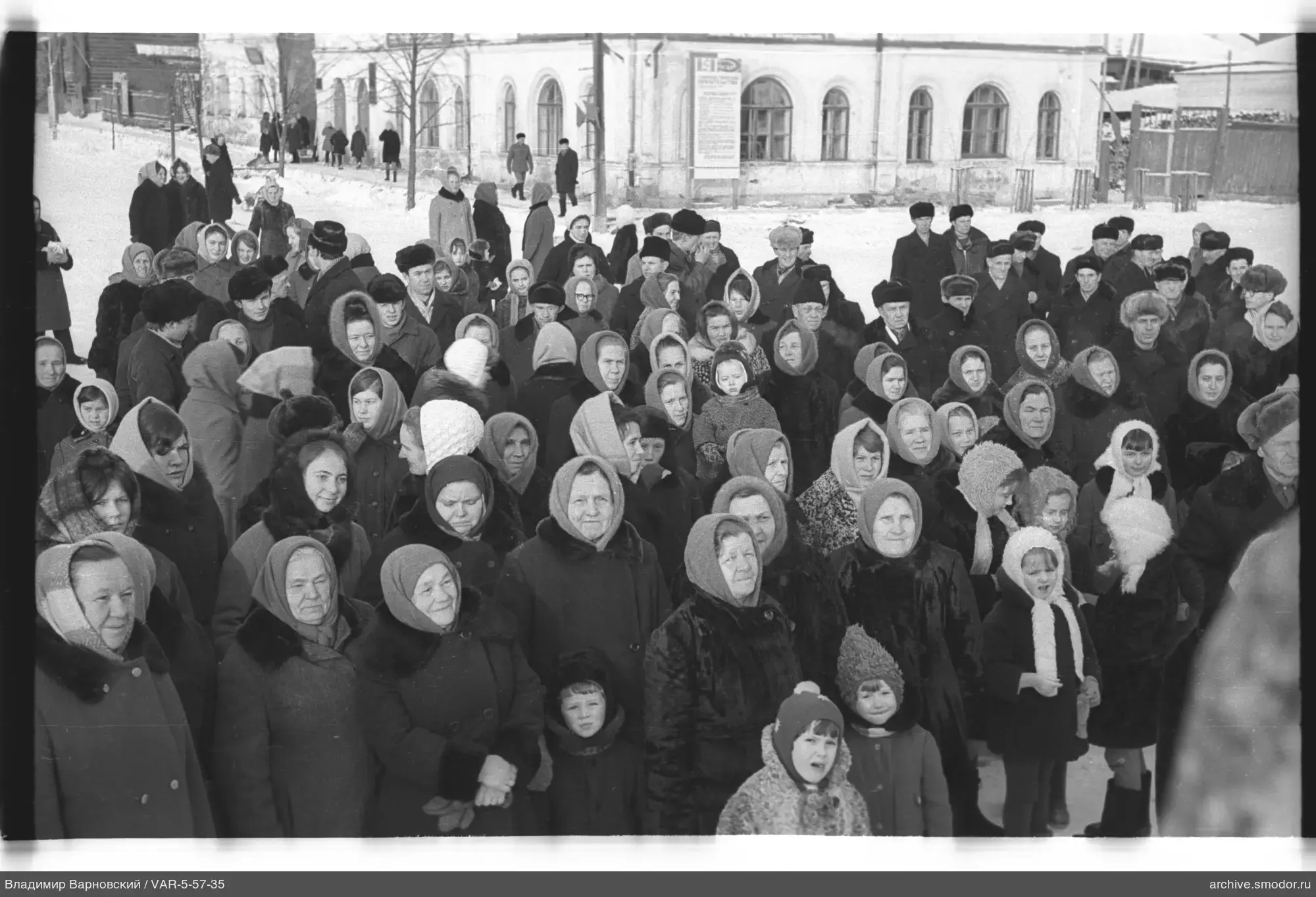Группа людей на улице перед зданием