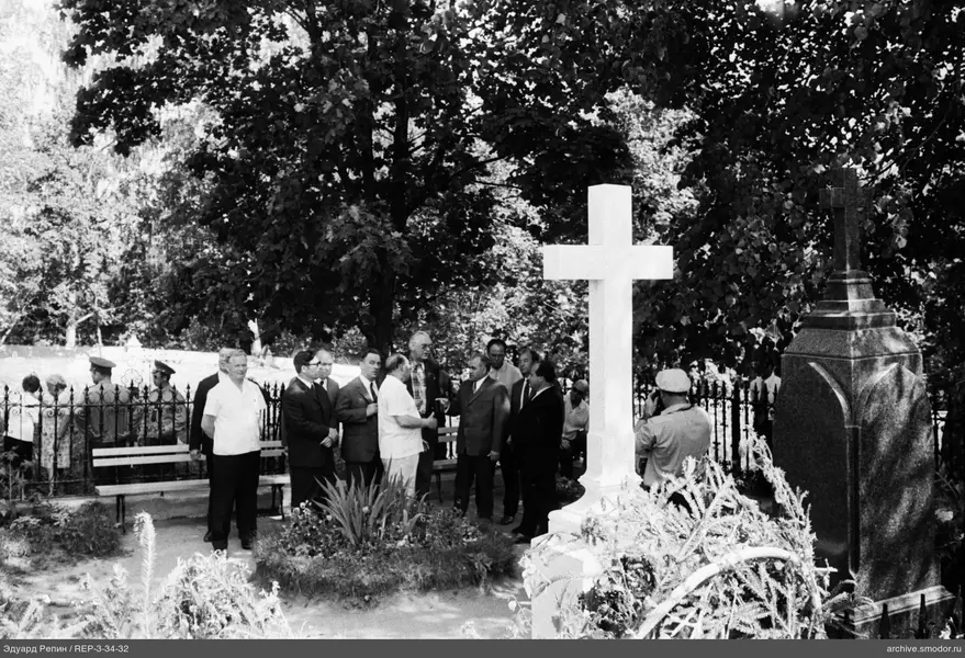 Männergruppe am Friedhof mit Kreuzen