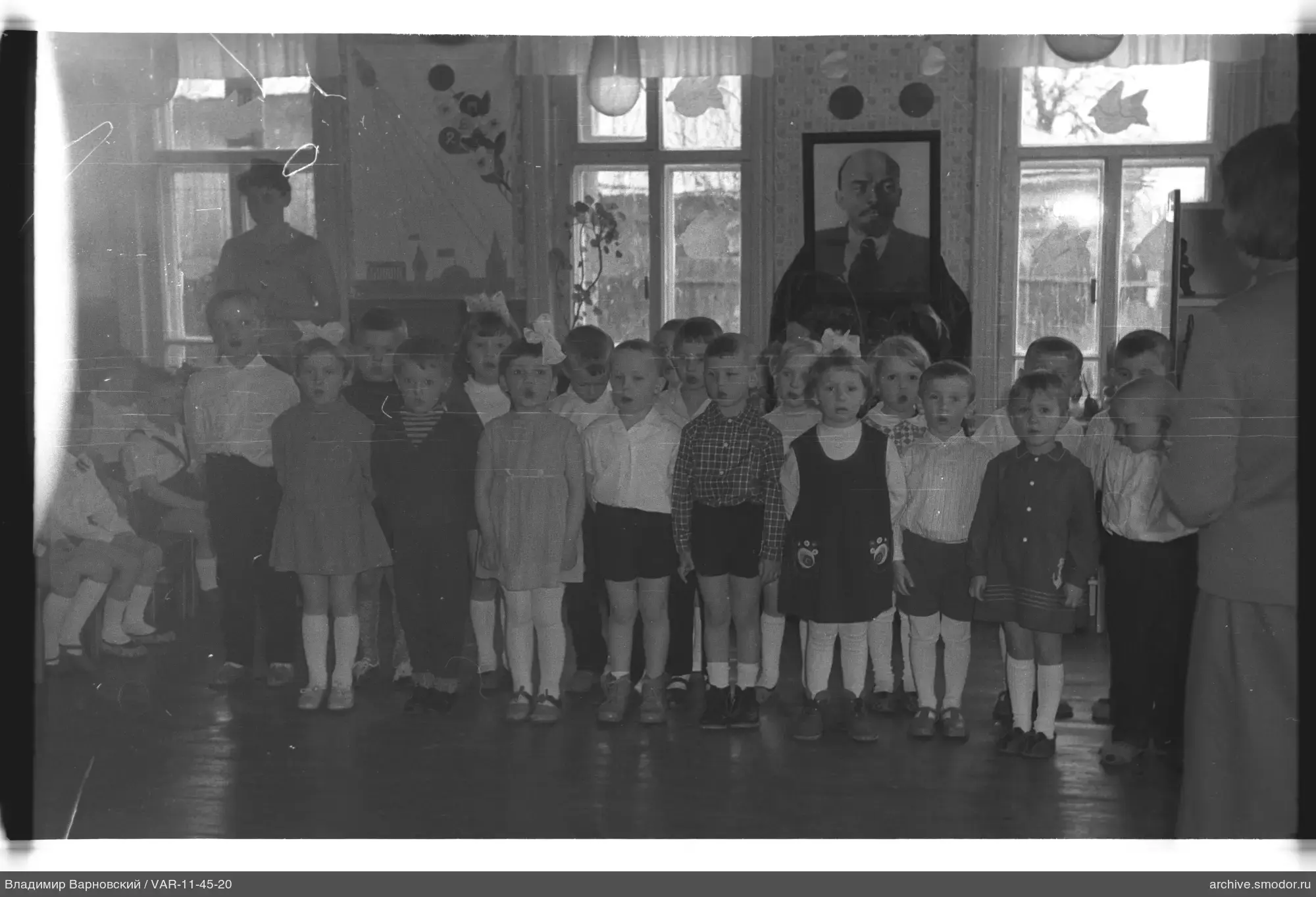 Gruppenporträt von Kindern und Frauen