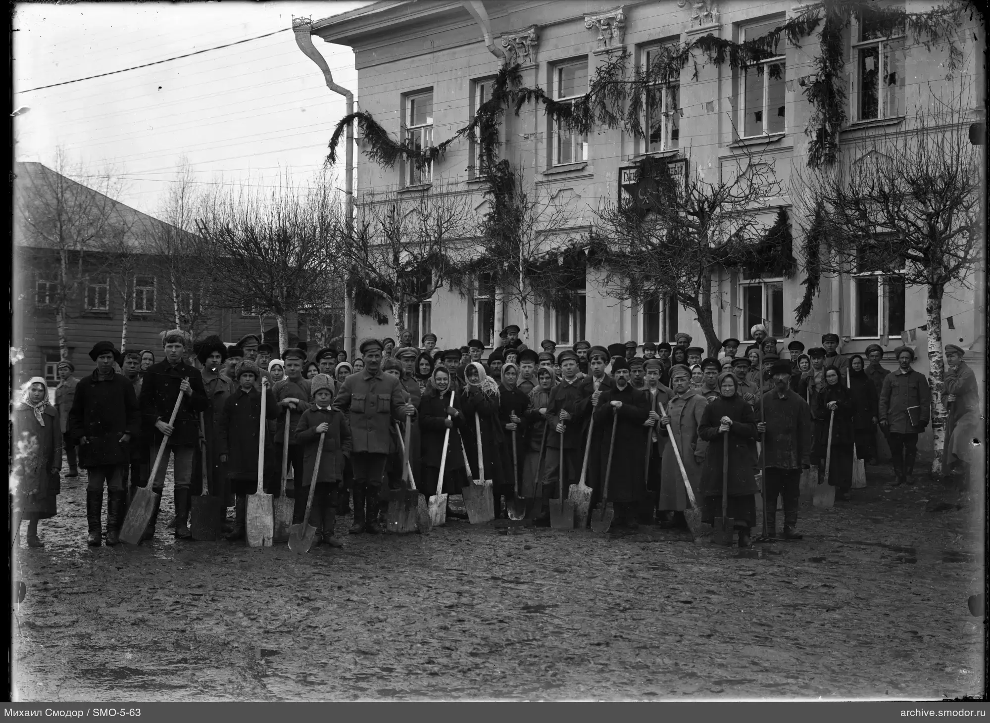 Gruppe vor einem Gebäude mit Schild