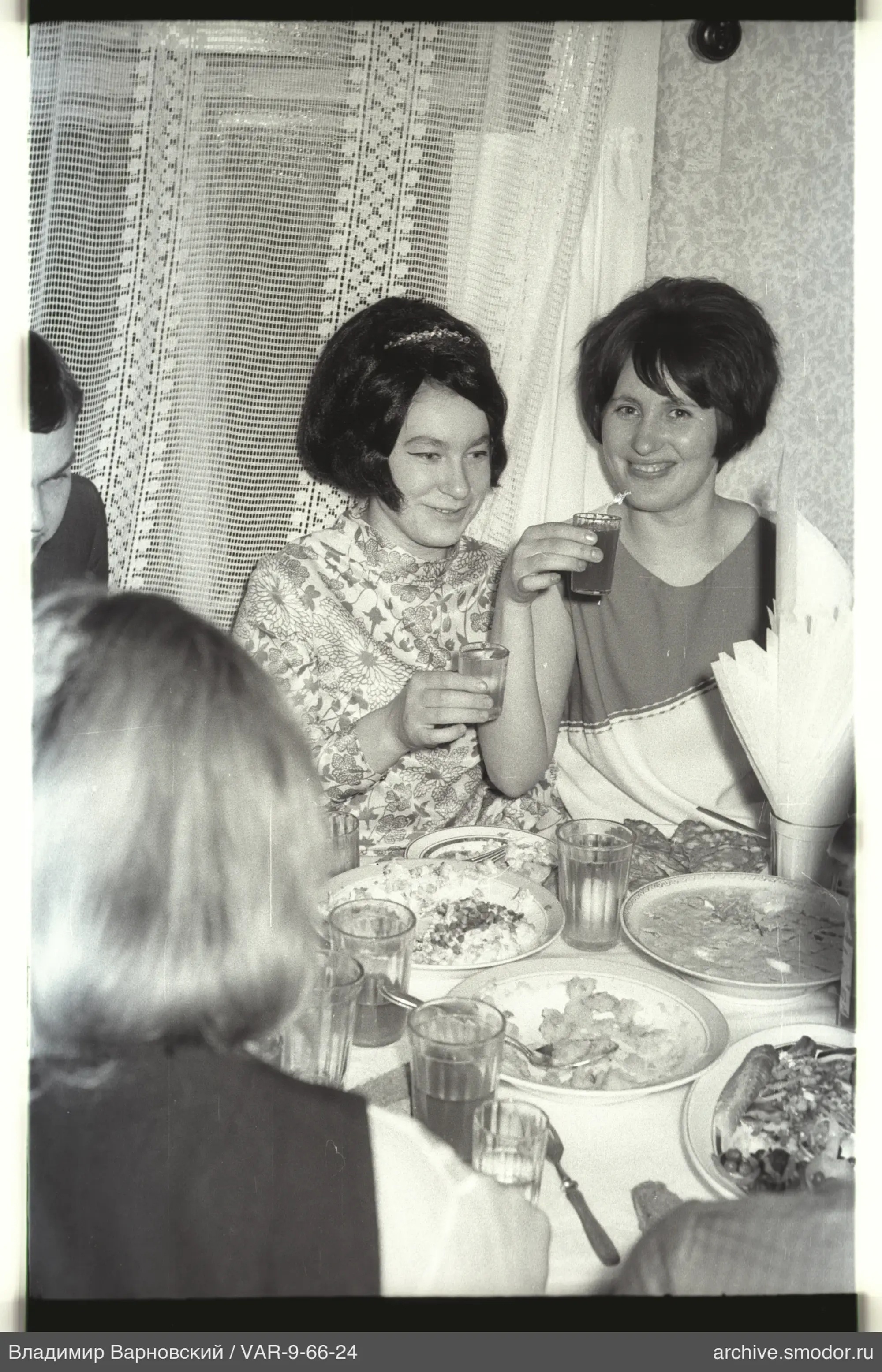 Gruppe am Tisch mit Essen und Getränken
