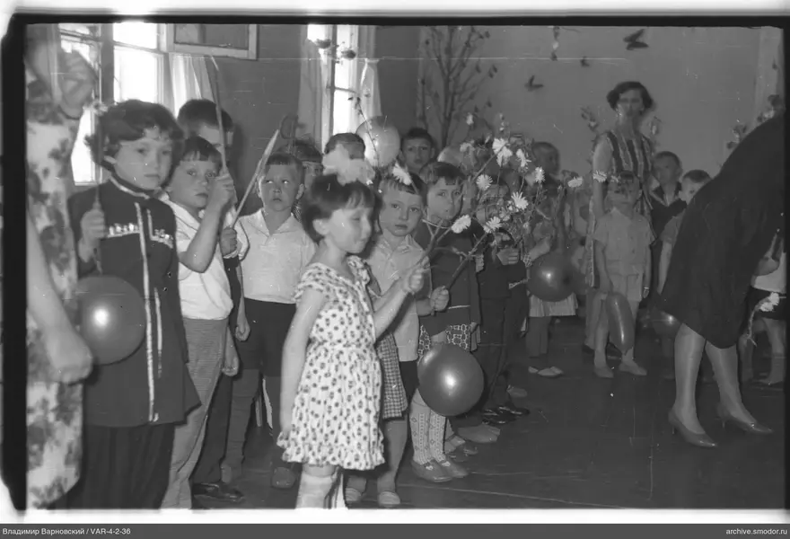Kinder und Frau im Raum