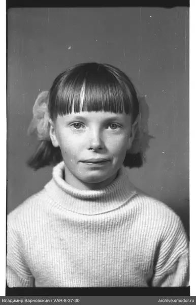 Porträt eines Mädchens in hellem Pullover