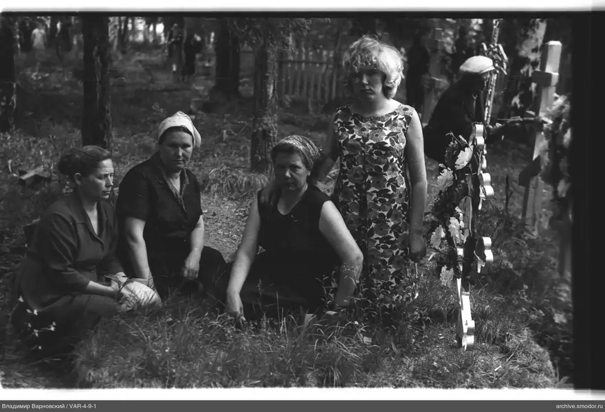 Group women portrait at cemetery