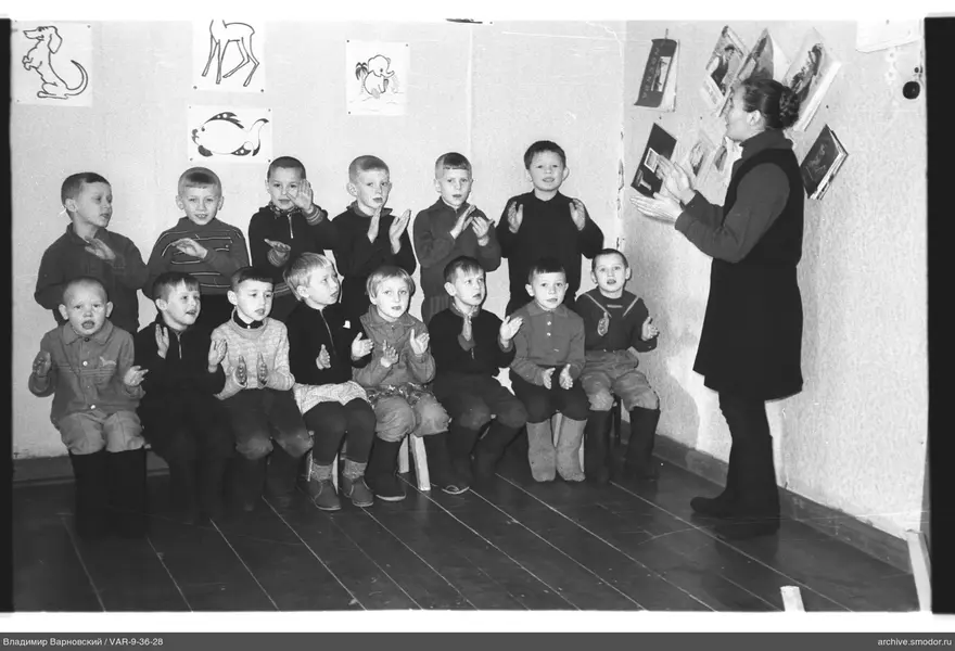 Gruppe von Jungen und Frau im Raum