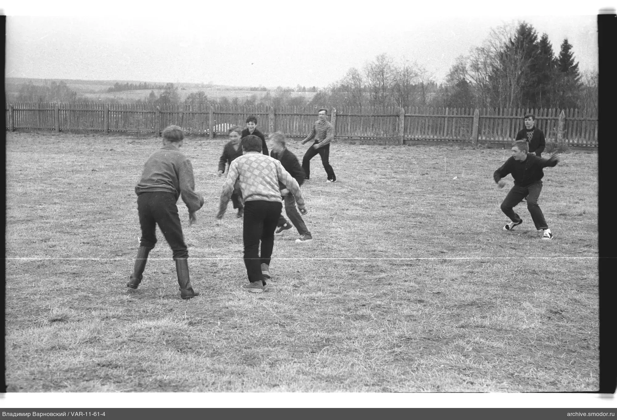 Jungen spielen auf dem Feld