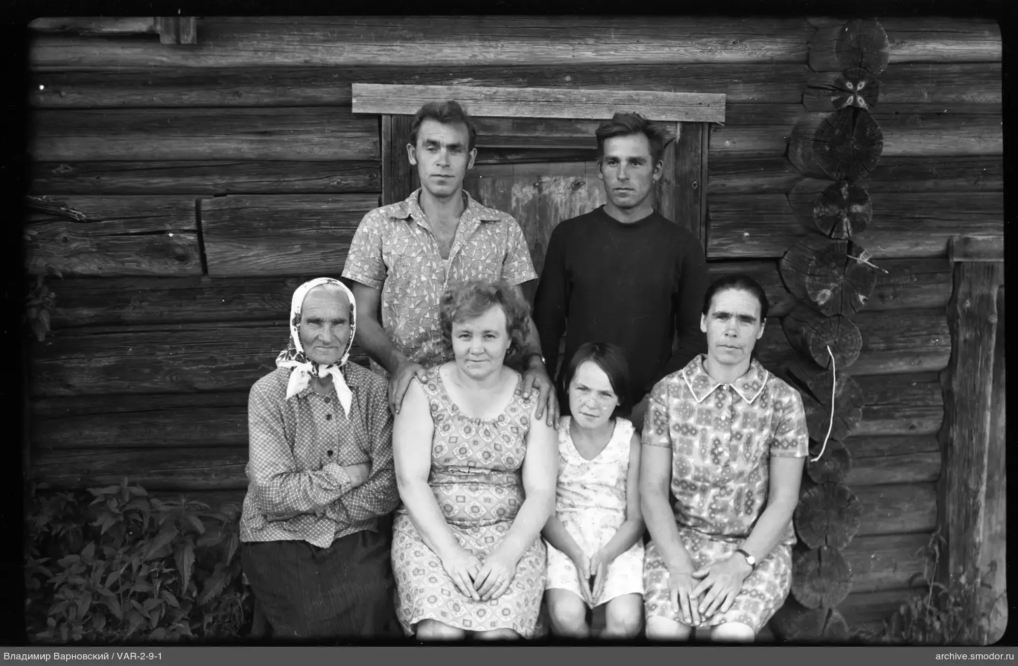 Групповой портрет женщин и девочки