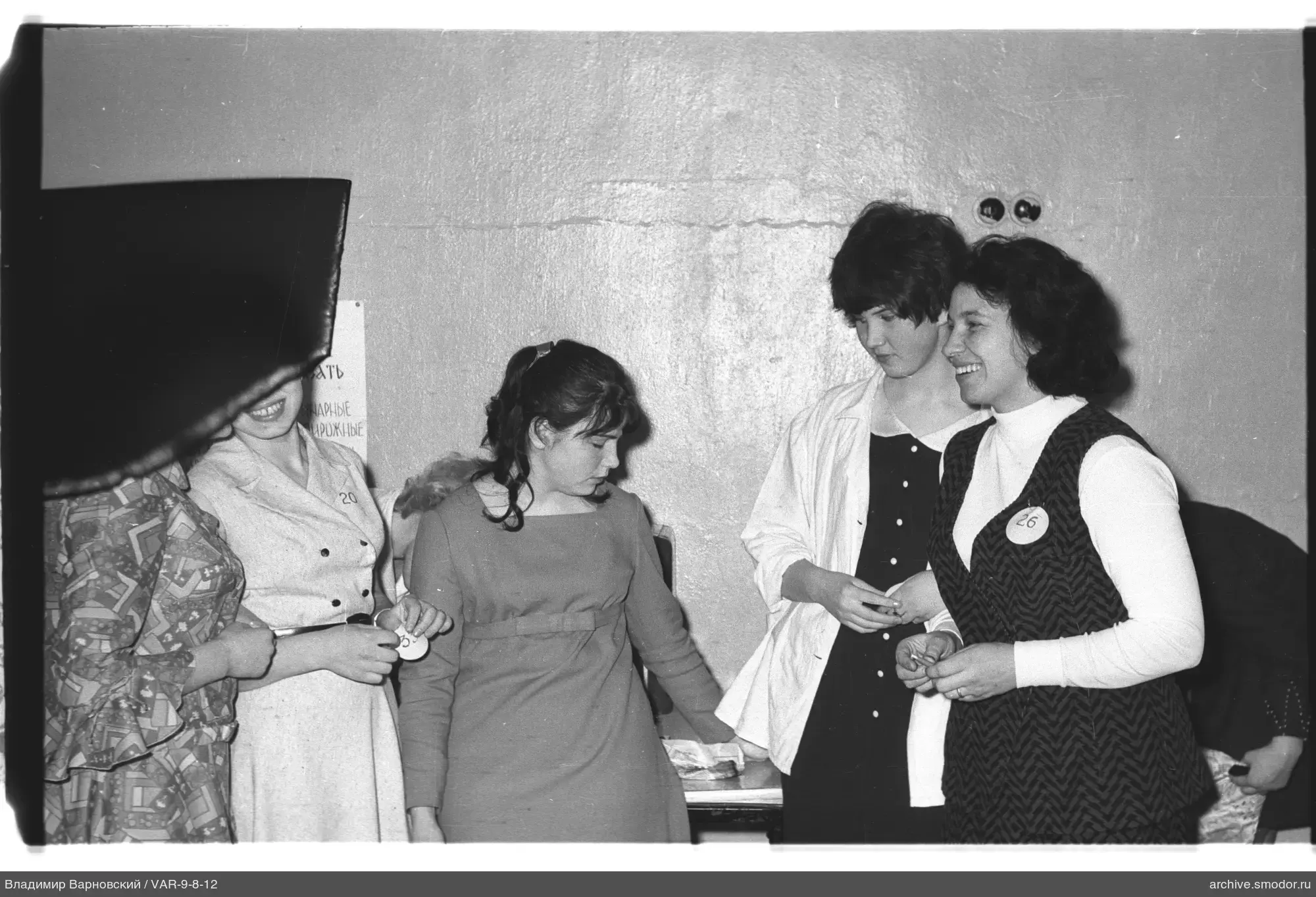 Gruppenporträt von Frauen an der Wand