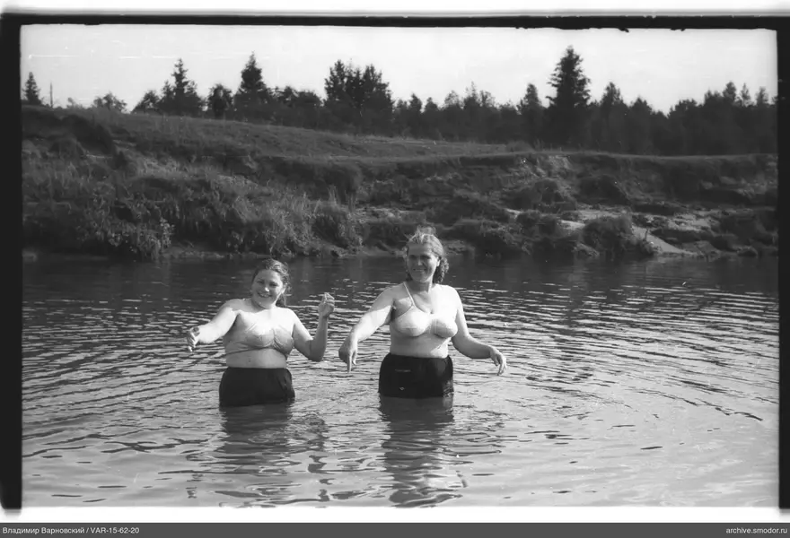 Две женщины в воде с поднятыми руками