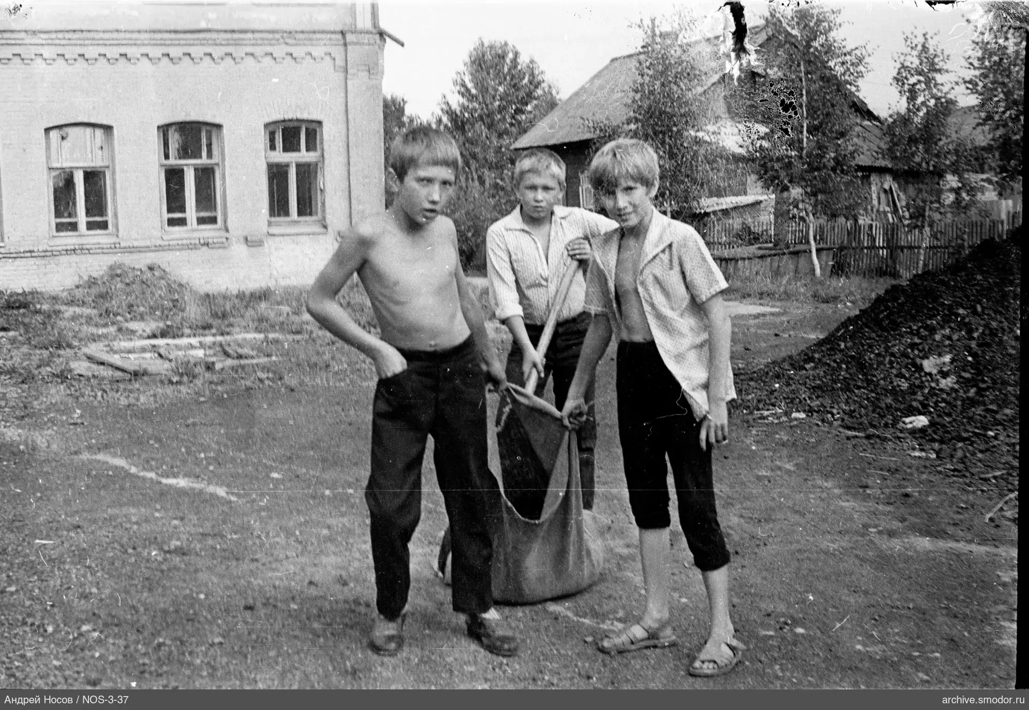 Три мальчика на грунтовой площадке