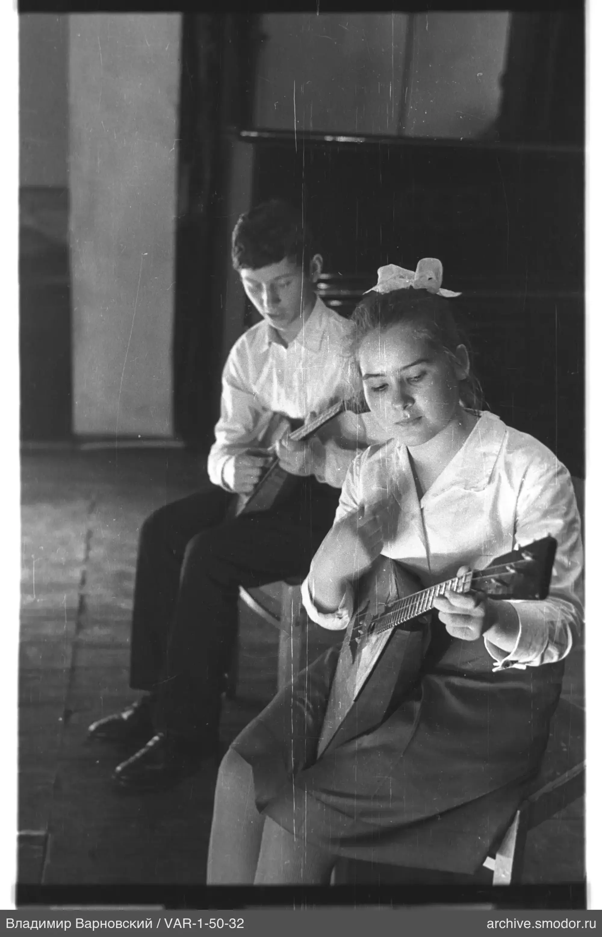 Mädchen und Junge mit Balalaikas