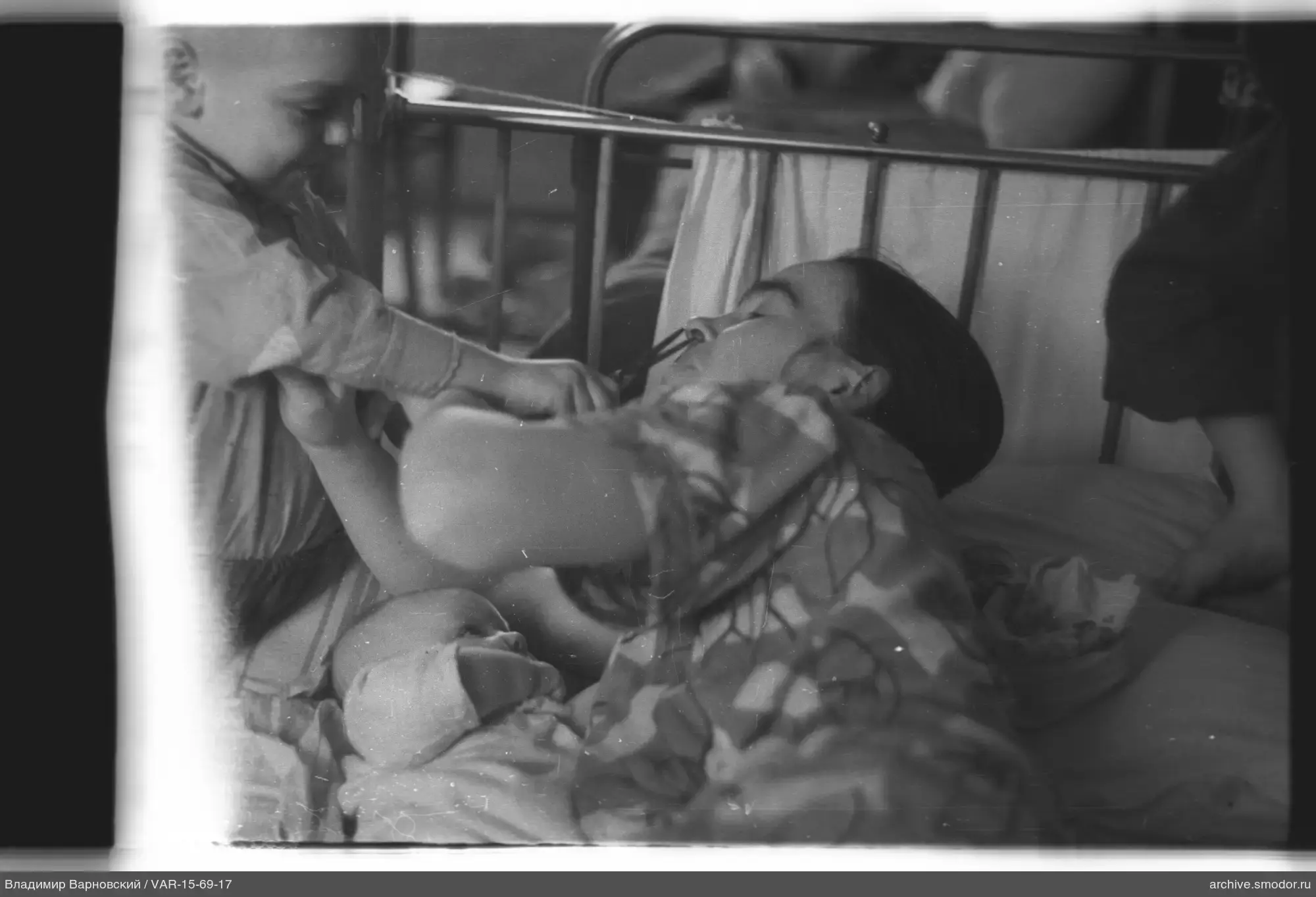 Frau mit Kindern im Bett