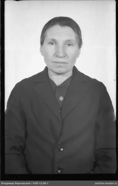 Портрет женщины в темной одежде