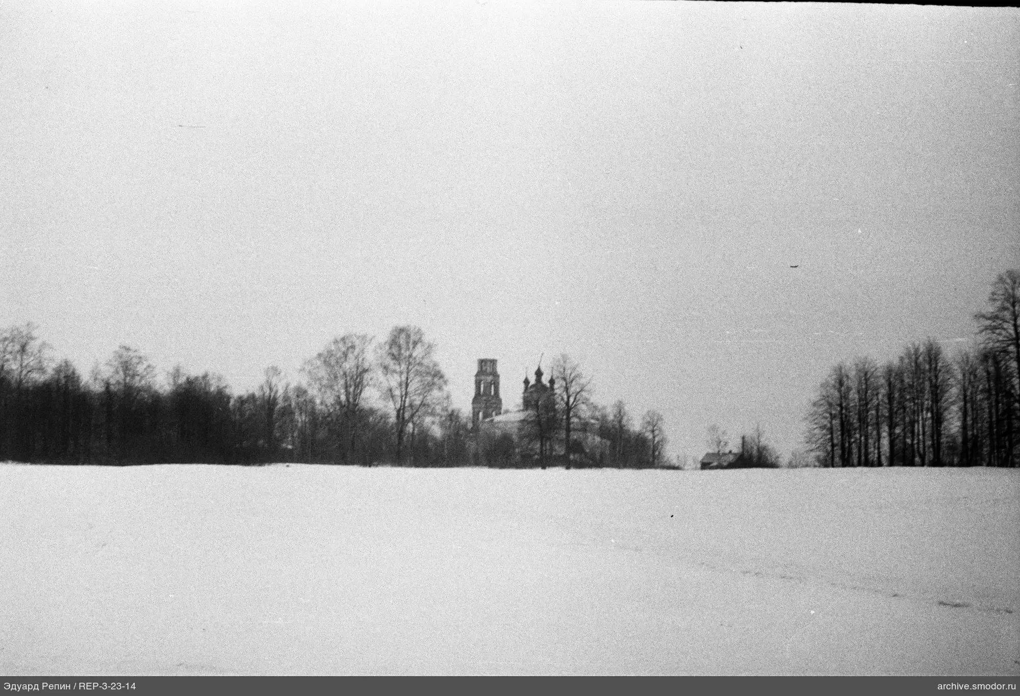 Landschaft mit Gebäude und Bäumen
