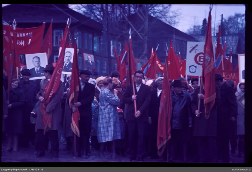 Gruppe von Menschen mit Fahnen und Bannern auf der Straße