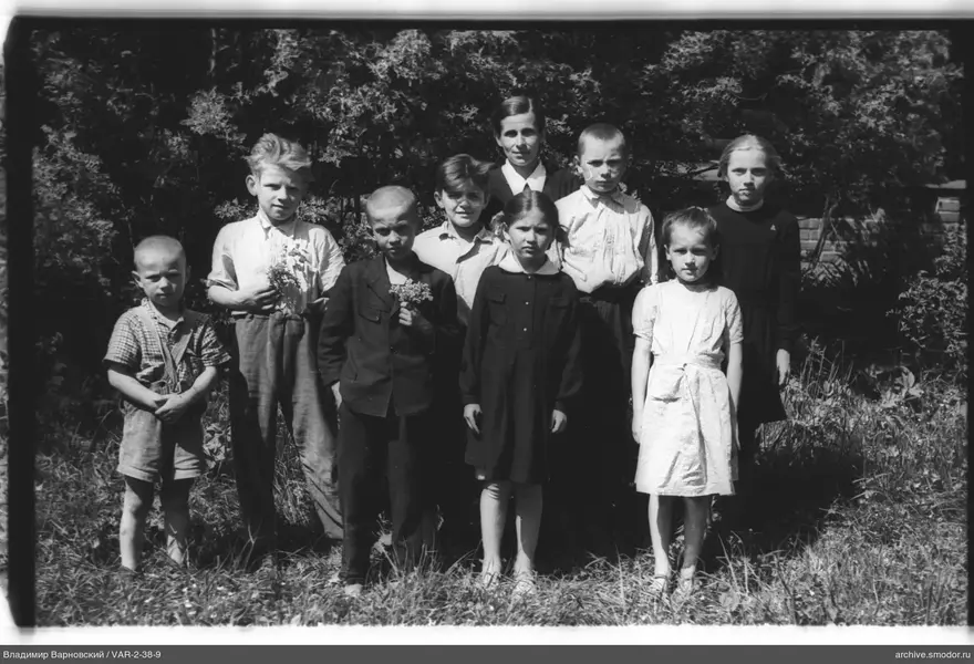 Gruppenporträt von Kindern und Frau