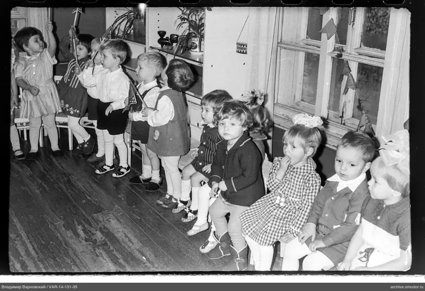 Gruppenporträt von Kindern an der Wand